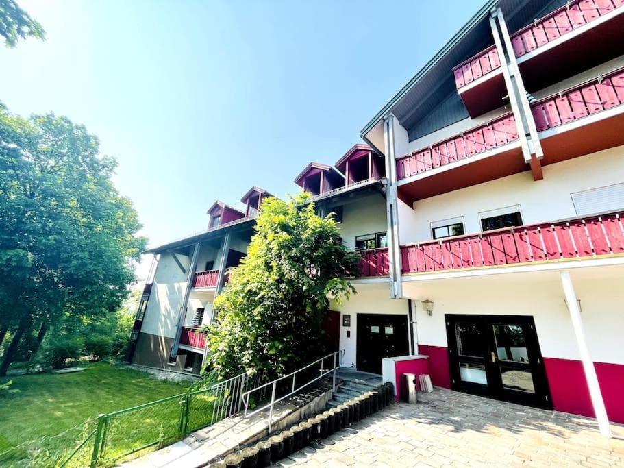 Fewo 20 - Appartement Im Rottalblick - Youngmodern Wohnen, Tiere Willkommen, Bademantelgang Zur Therme, Tv Und Balkon Bad Griesbach (Bavaria) Exterior foto